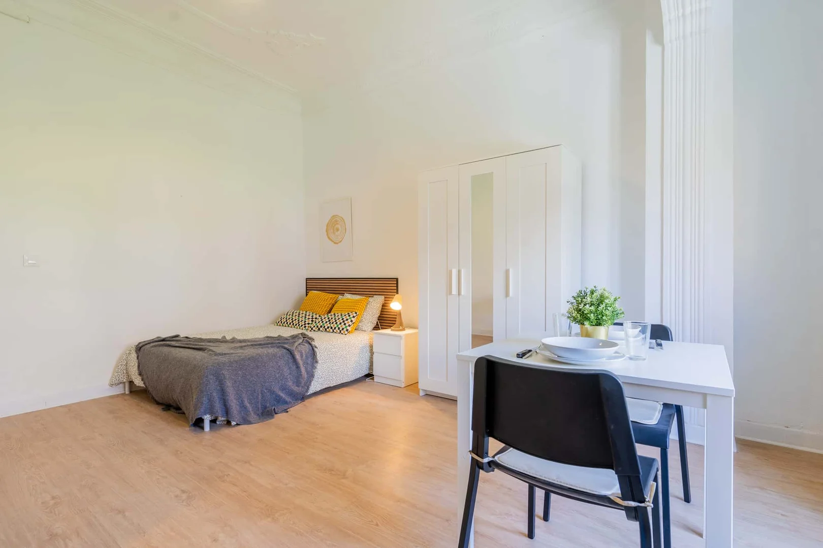 Bright and airy student room with easy university access in 