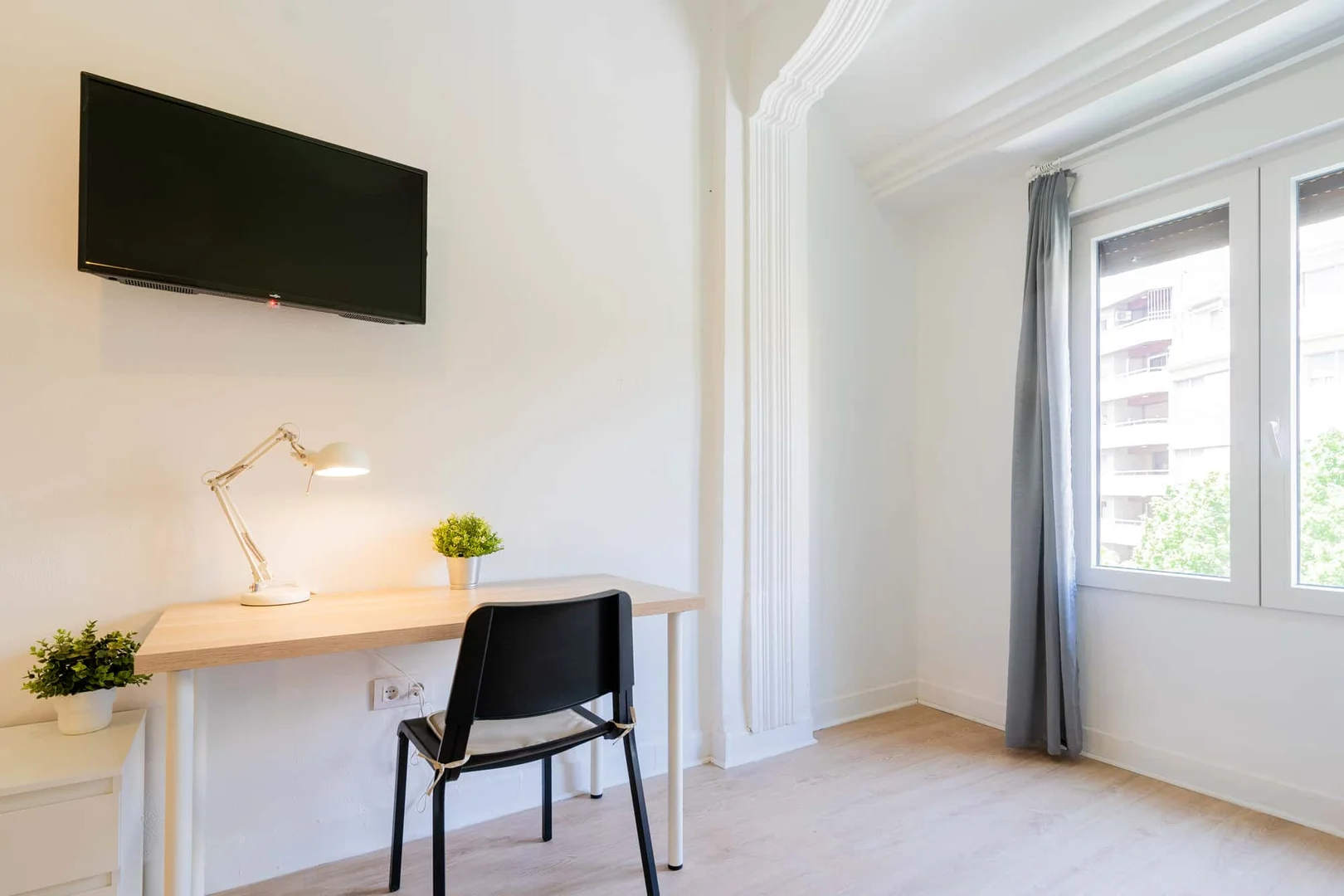 Bright and airy student room with easy university access in 