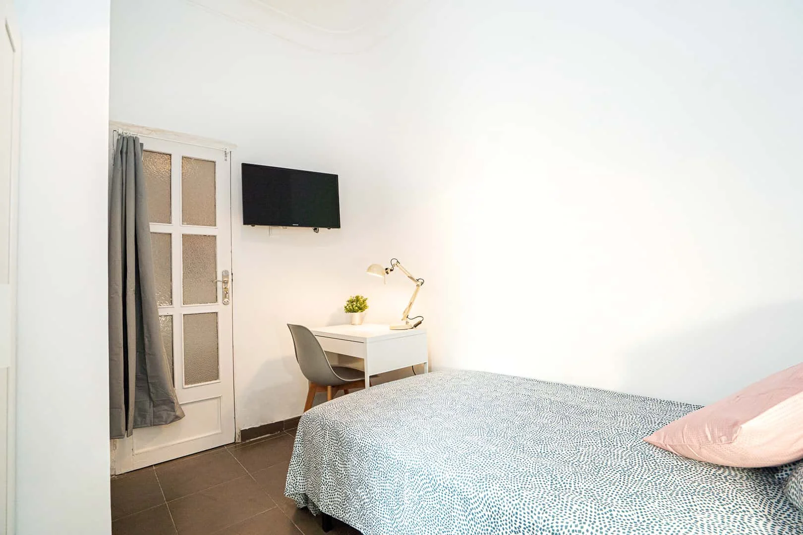 Habitación estudiantil funcional perfecta para estudiar en 