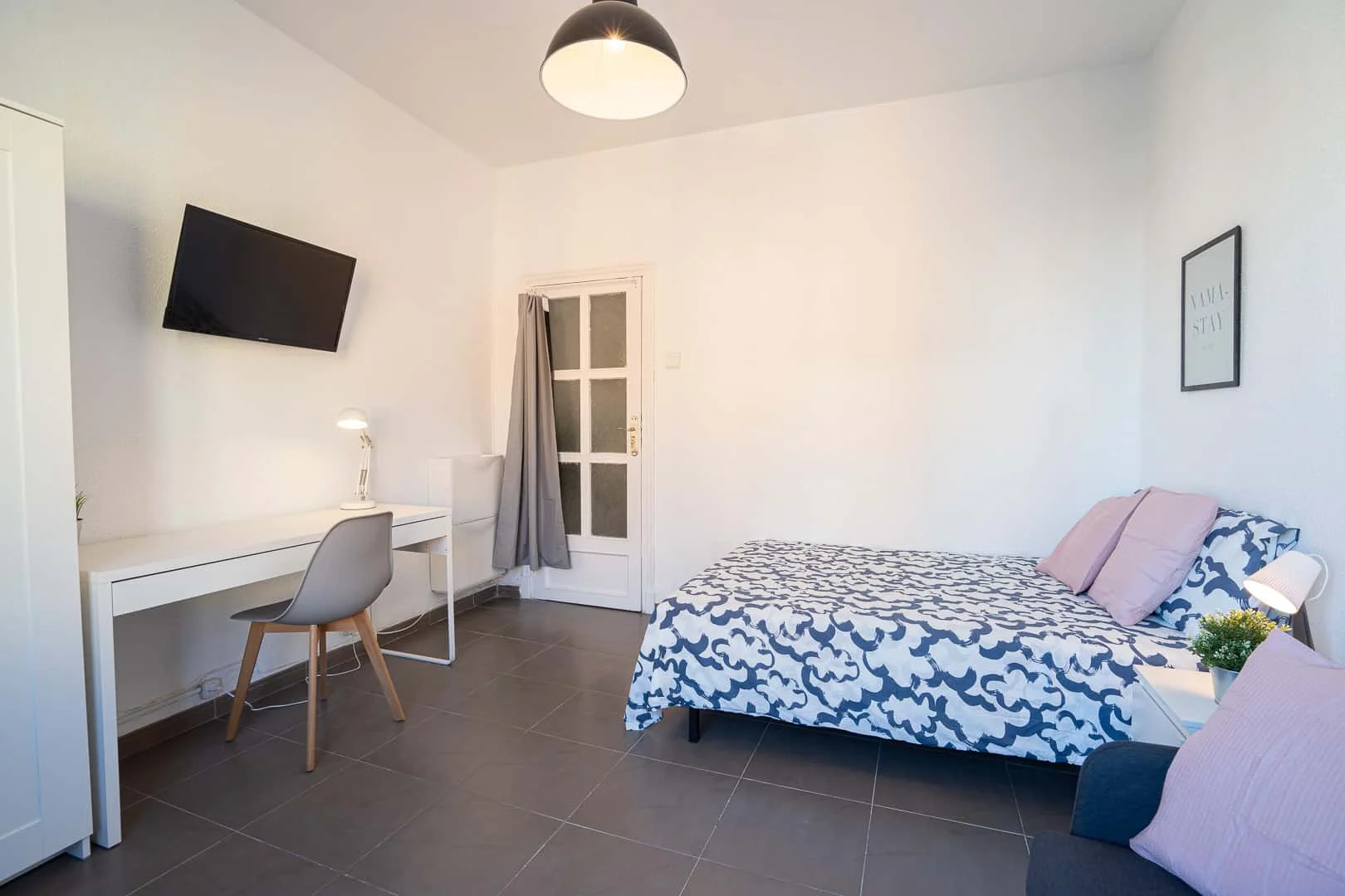 Habitación estudiantil luminosa y aireada con fácil acceso a la universidad en 