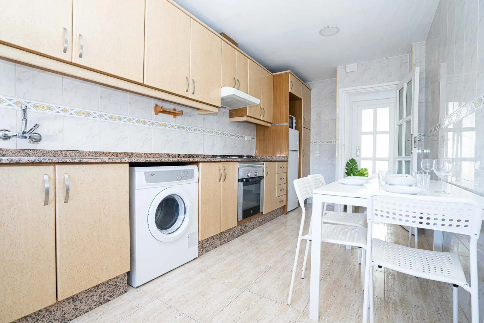 Habitación estudiantil luminosa y aireada con fácil acceso a la universidad en 