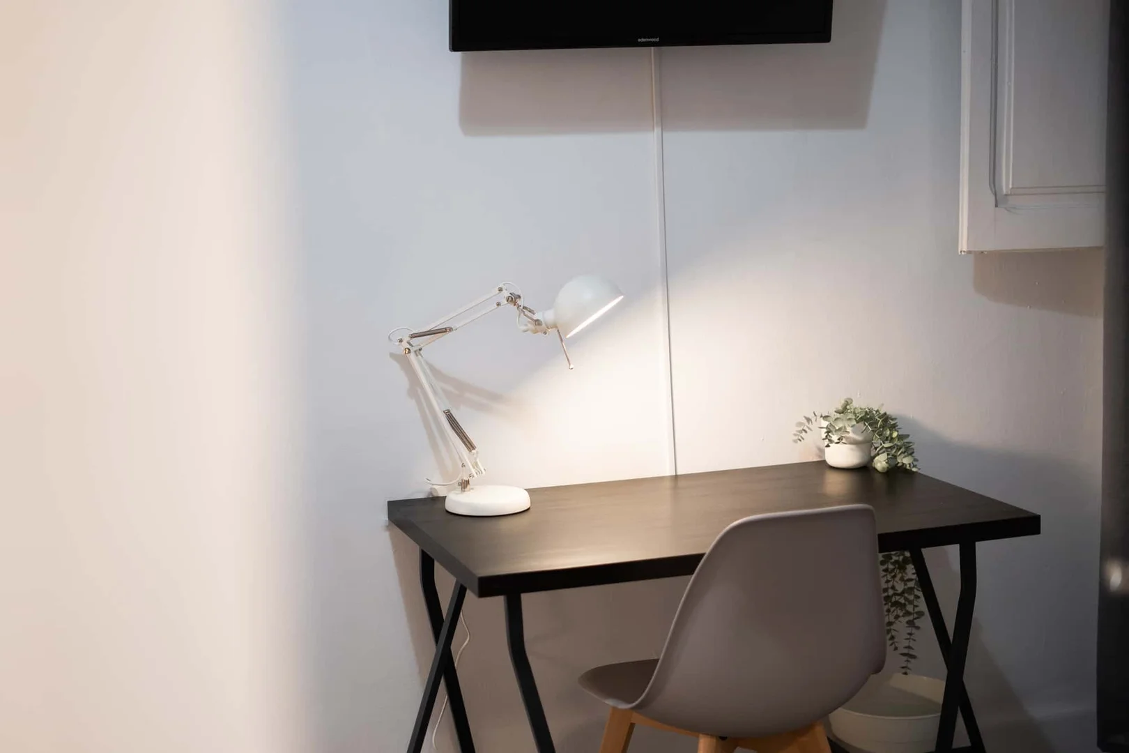 Bright and airy student room with easy university access in 