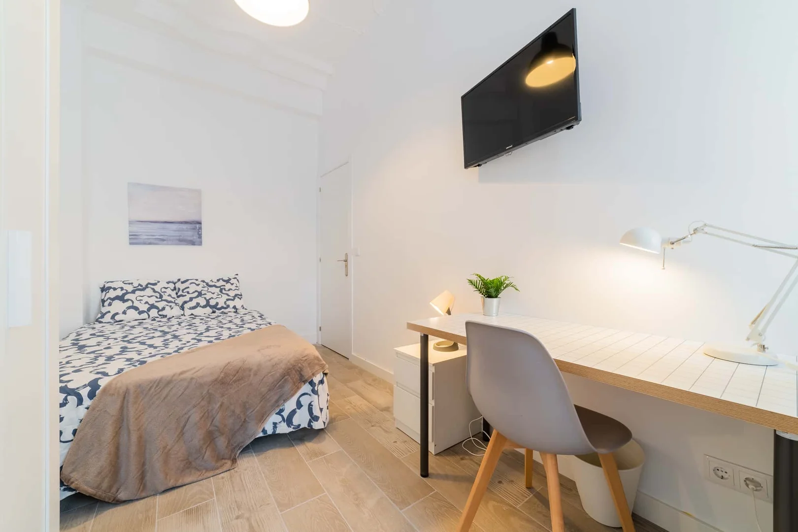 Bright and airy student room with easy university access in 