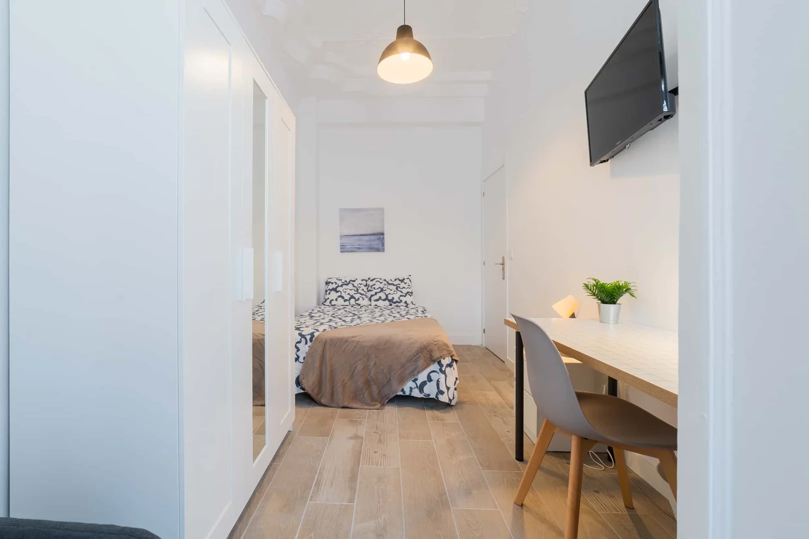 Bright and airy student room with easy university access in 