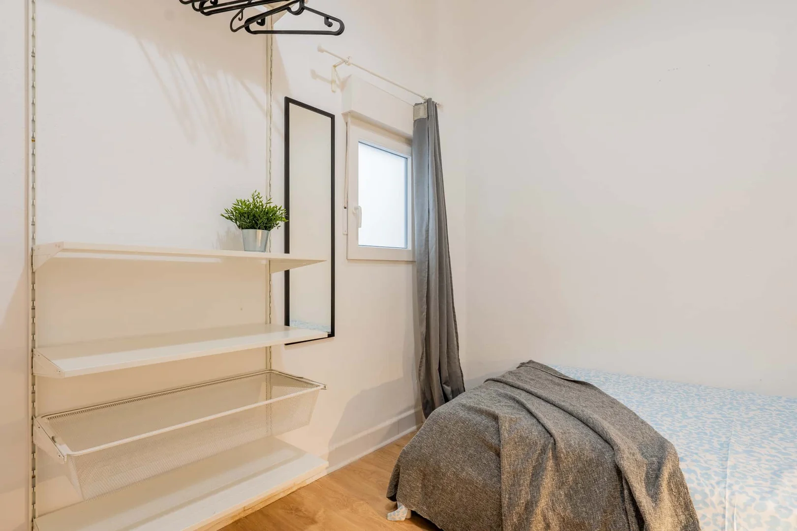 Functional student room perfect for studying in 