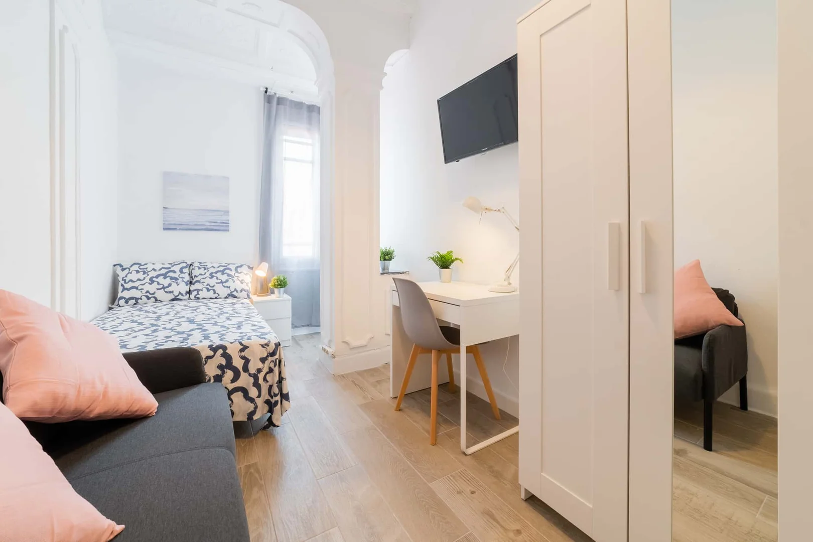 Bright and airy student room with easy university access in 