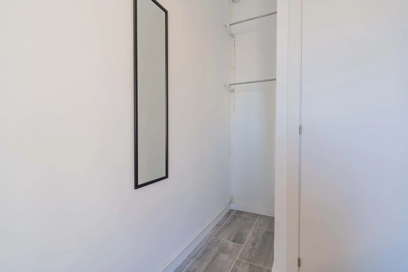 Quarto de estudante económico perto do campus em 