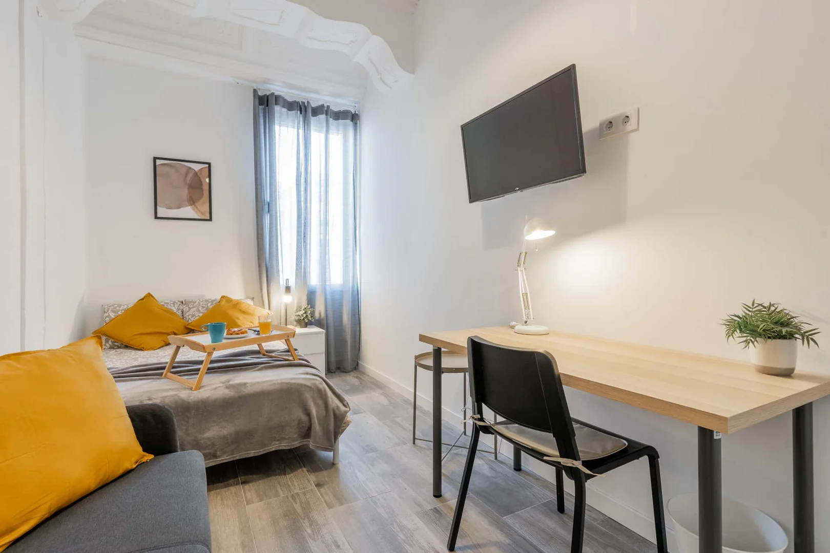 Quarto de estudante confortável e espaçoso em 