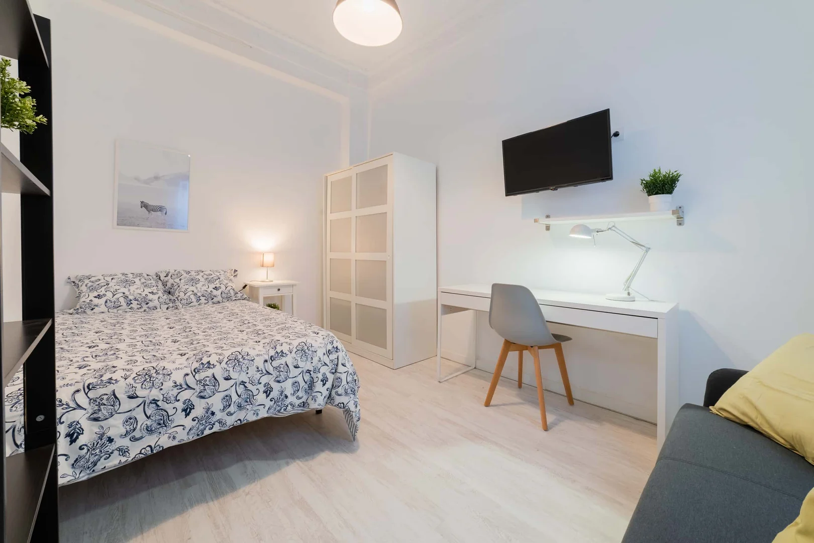 Functional student room perfect for studying in
