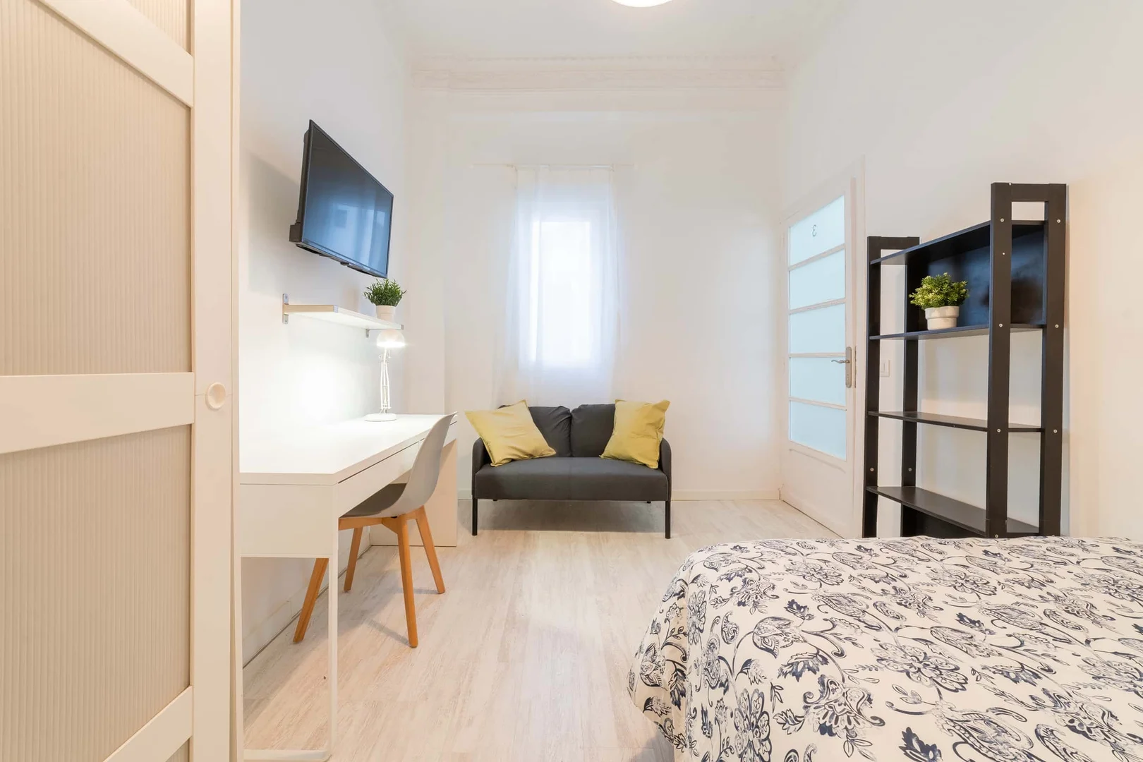 Functional student room perfect for studying in