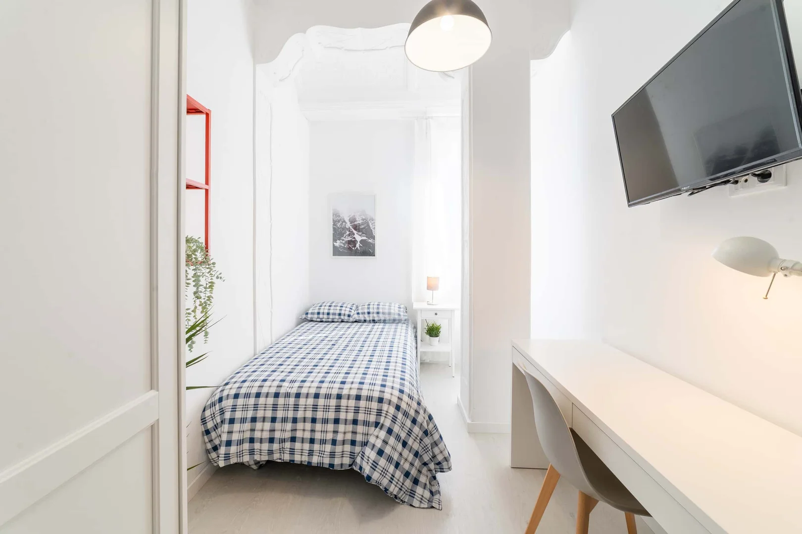 Bright and airy student room with easy university access in