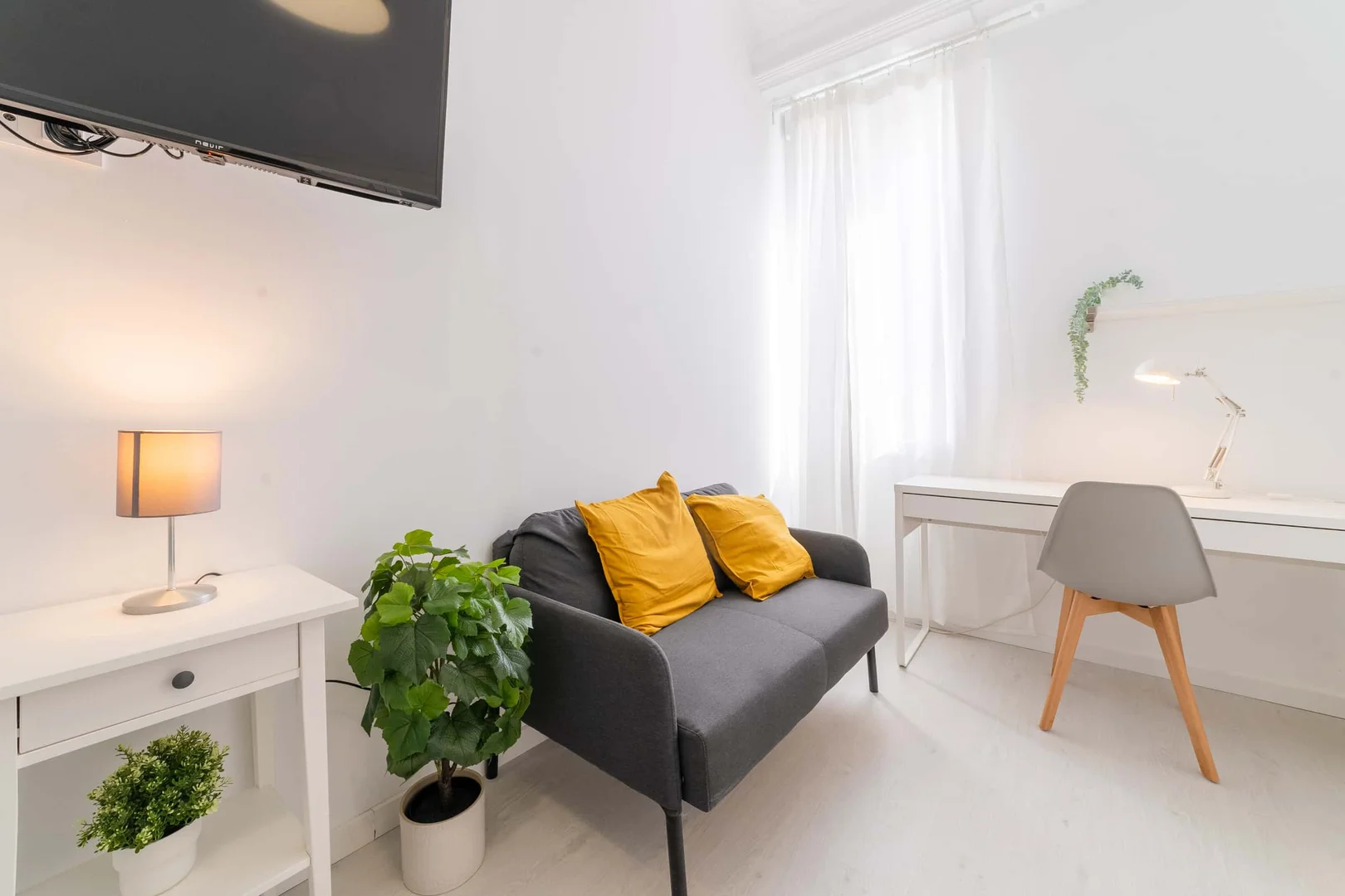Student-friendly room in with modern amenities