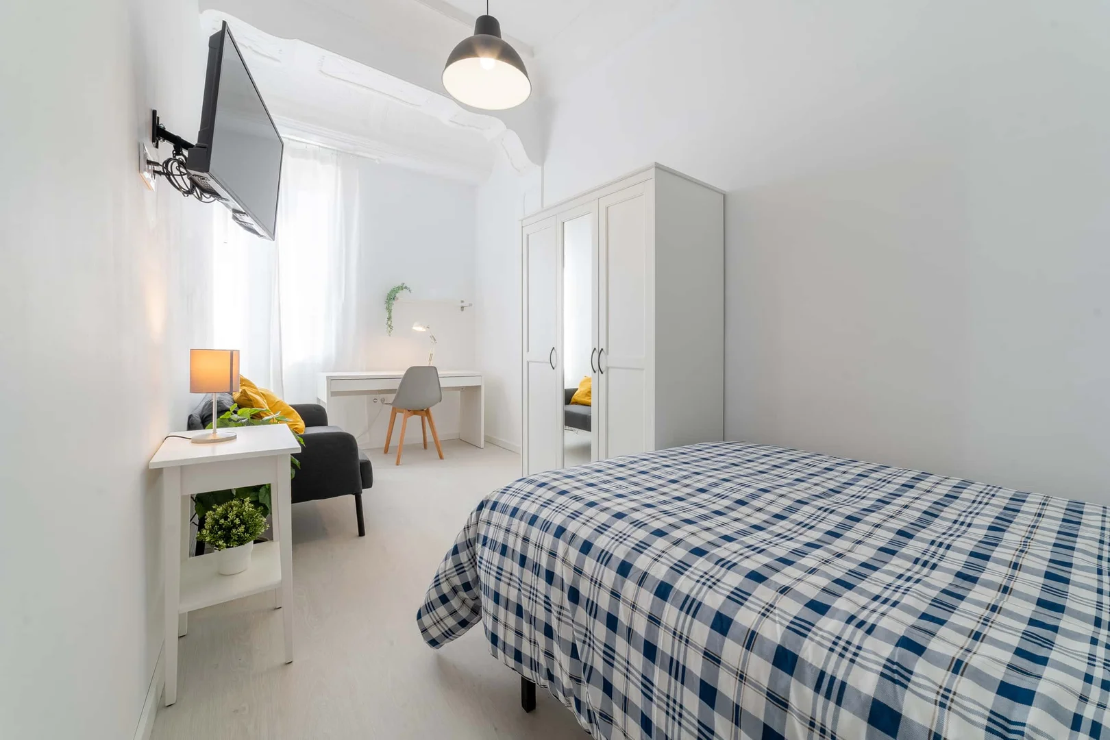 Budget-friendly student room close to campus in