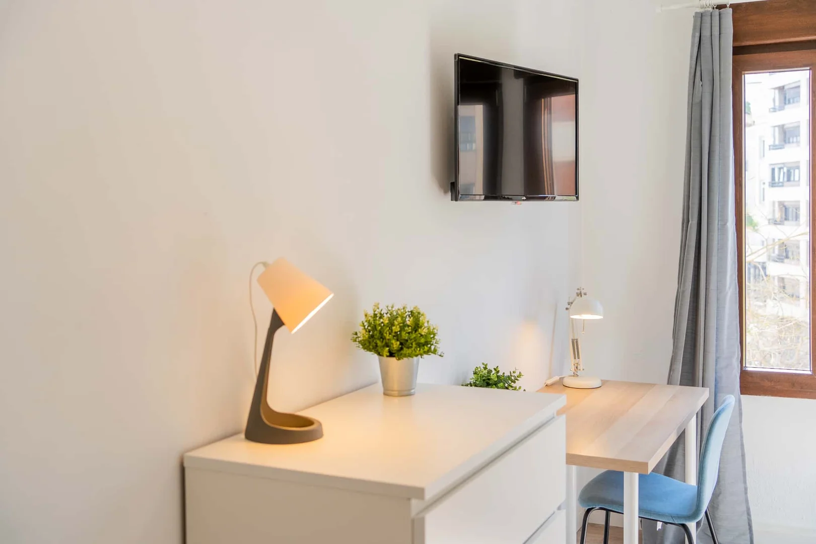 Camera per studenti in con area studio e servizi in comune