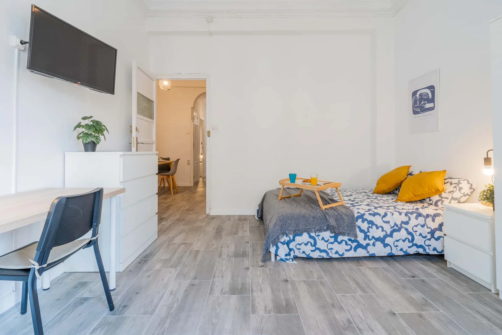 Quarto de estudante em  com área de estudo e instalações partilhadas
