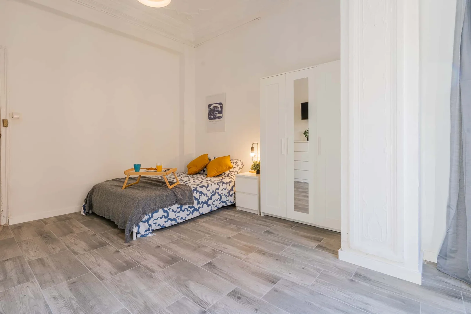 Quarto de estudante luminoso e arejado com acesso fácil à universidade em 
