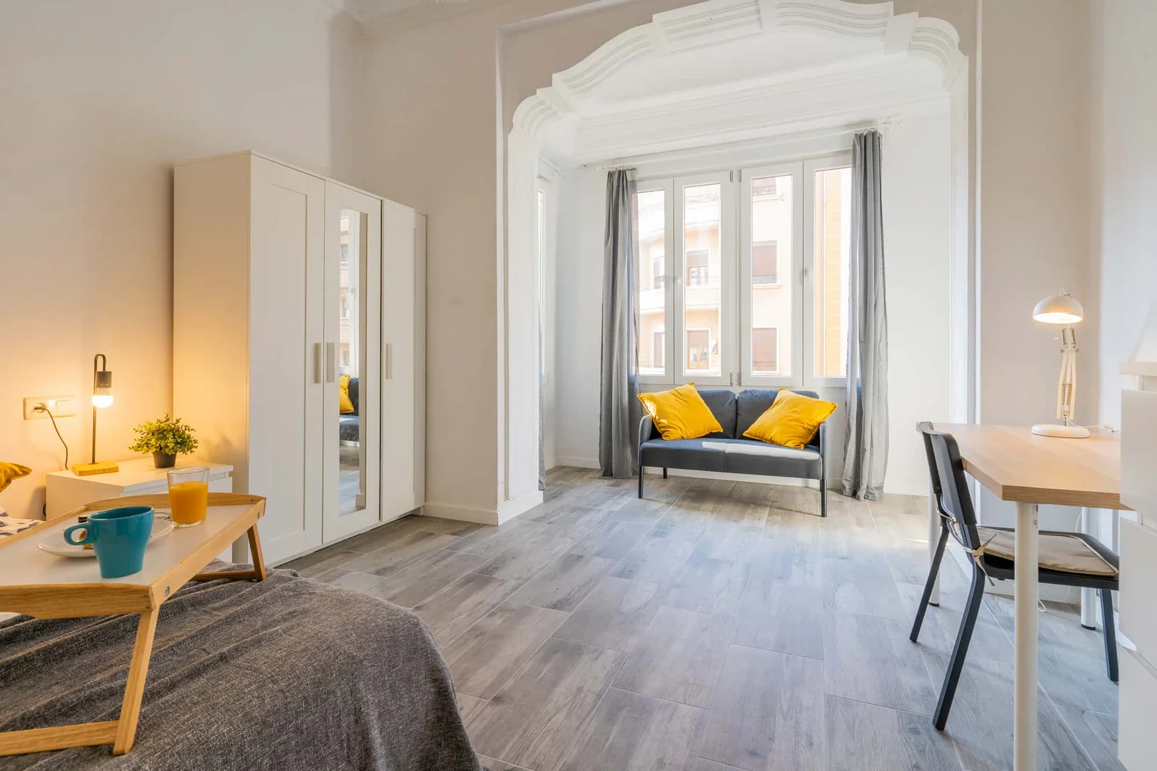 Quarto acessível para estudantes com iluminação ampla em 