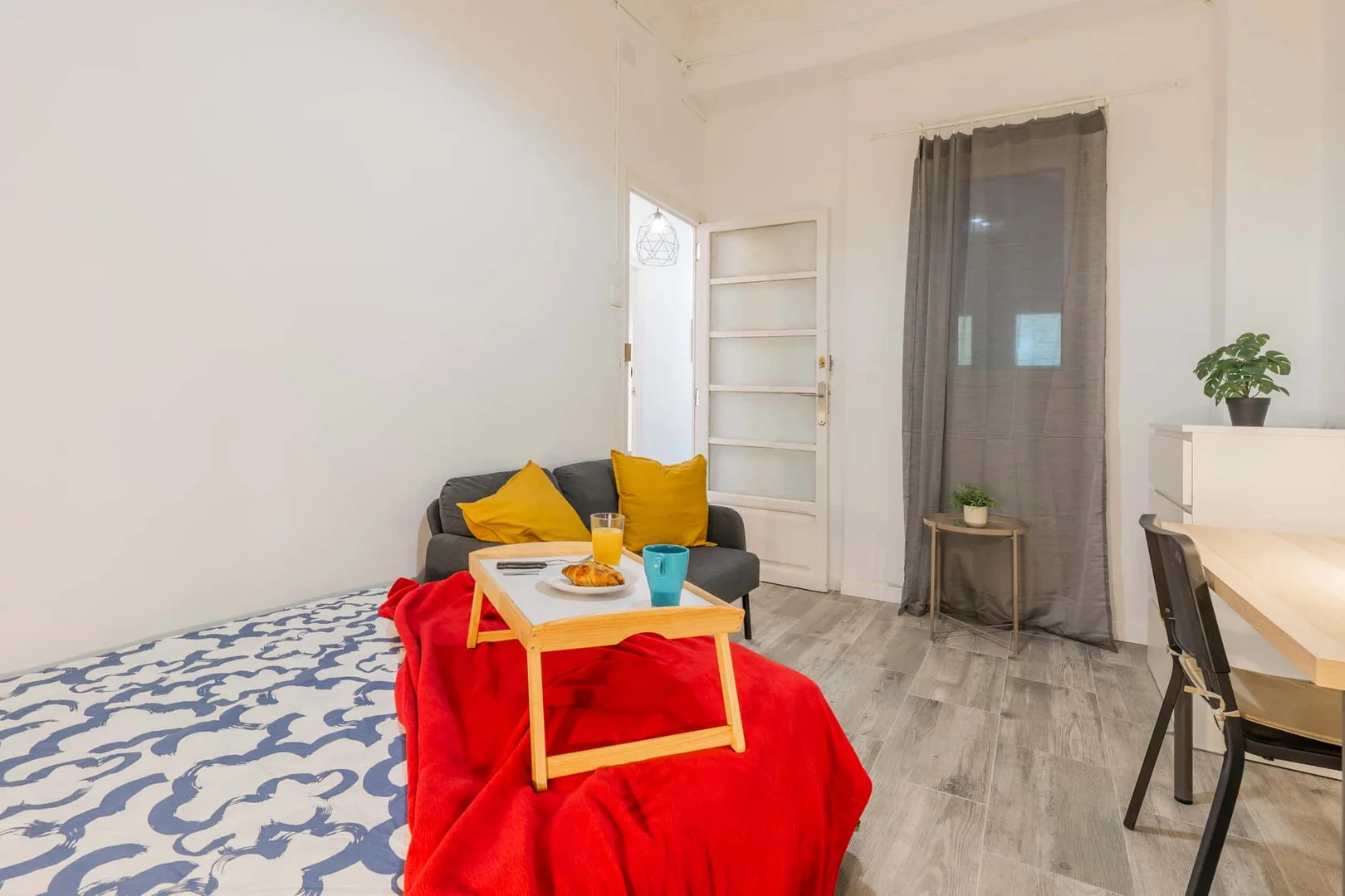 Quarto acessível para estudantes com iluminação ampla em 