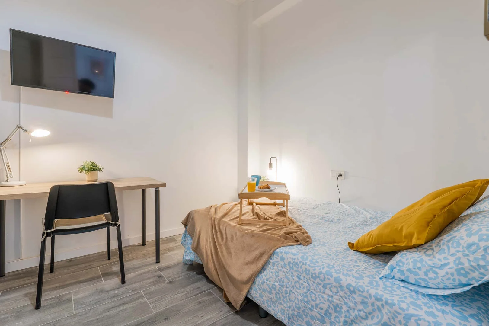 Quarto de estudante confortável e espaçoso em 
