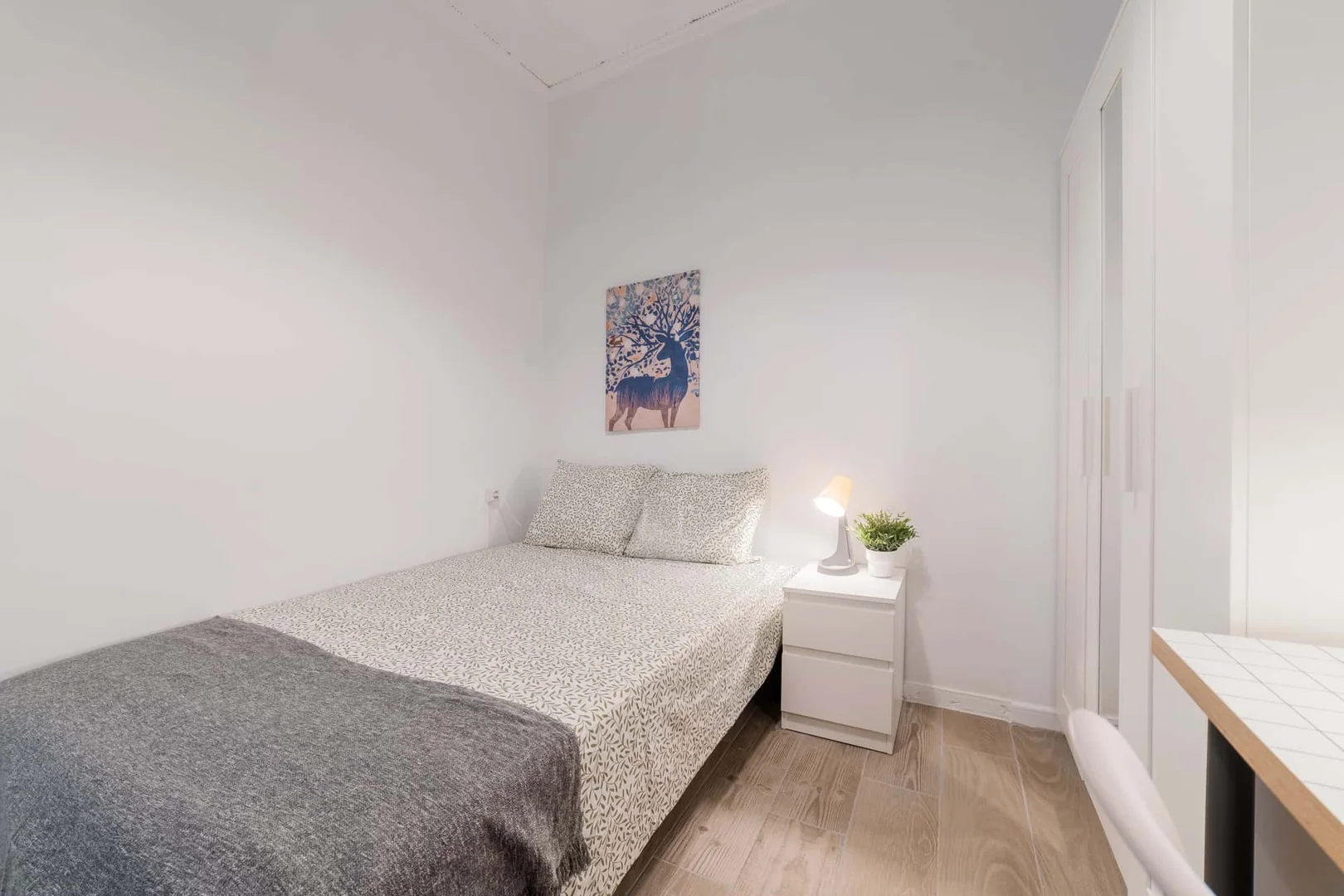 Bright and airy student room with easy university access in 