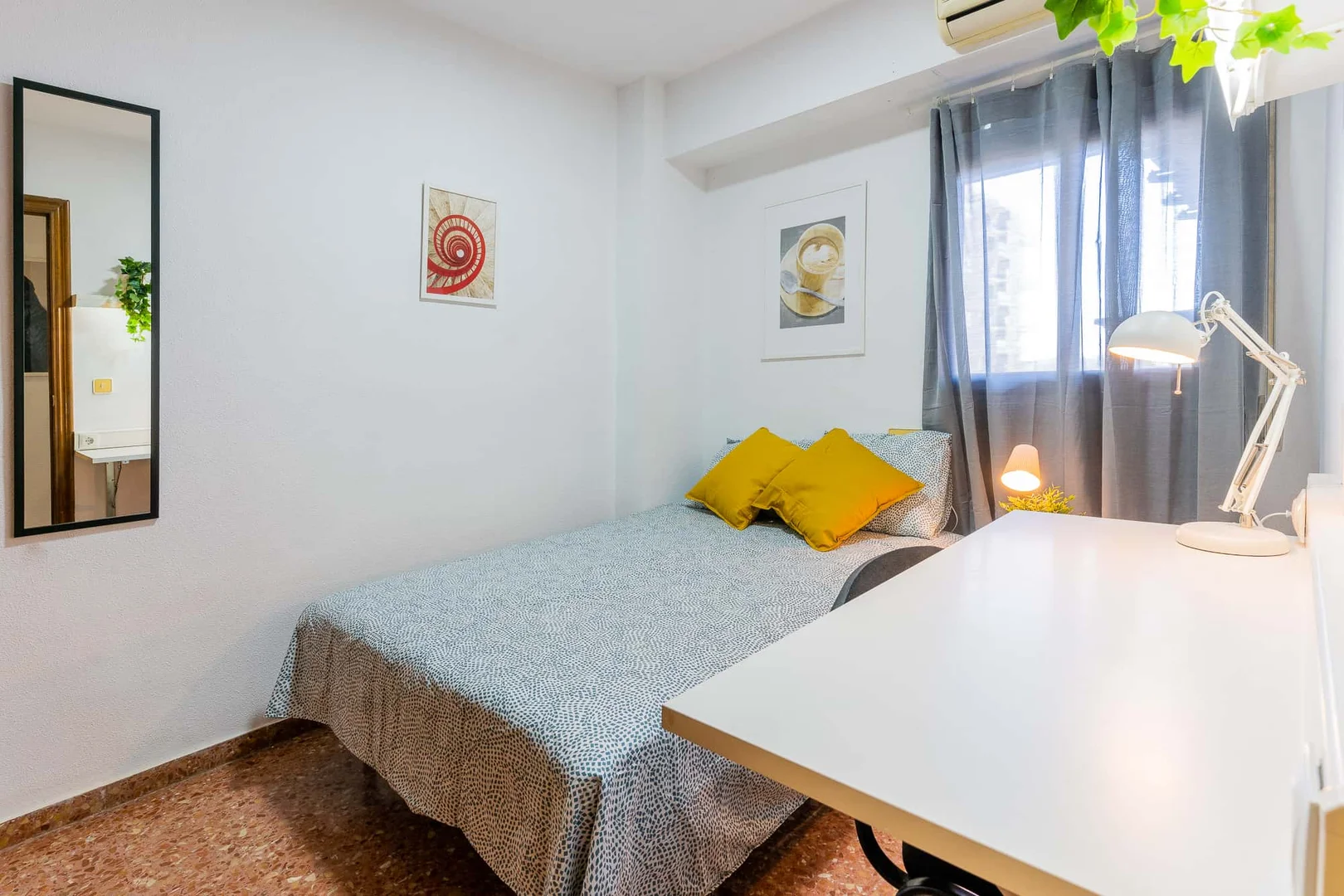 Confortevole e spaziosa stanza per studenti in 