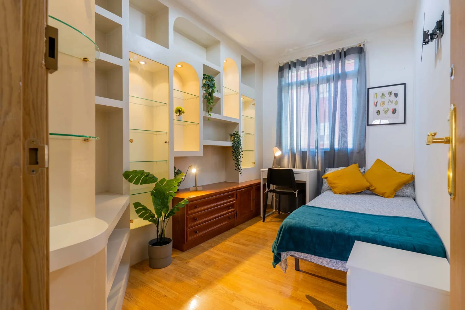 Habitación estudiantil funcional perfecta para estudiar en 