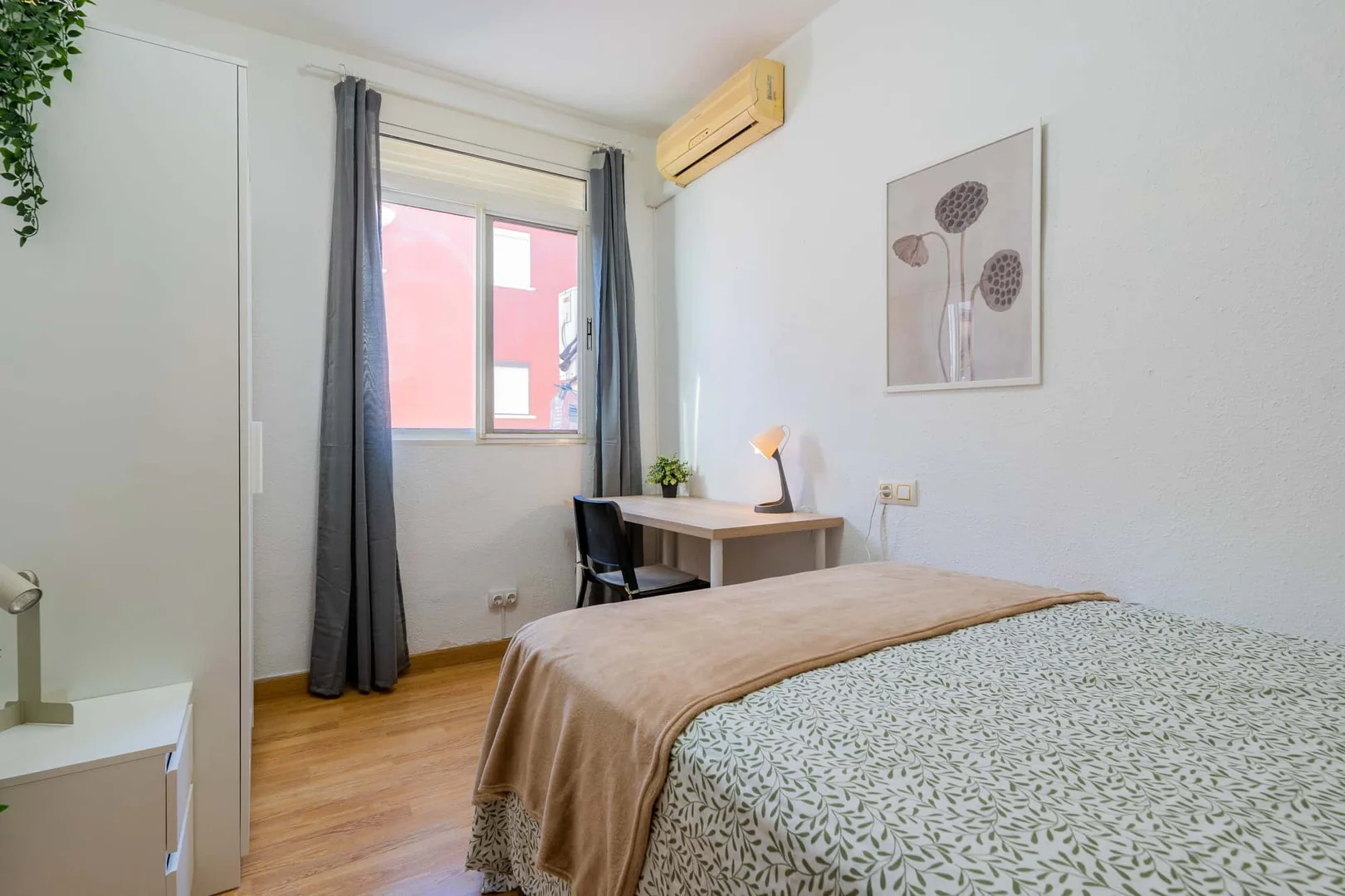 Habitación para estudiantes en con área de estudio y facilidades compartidas