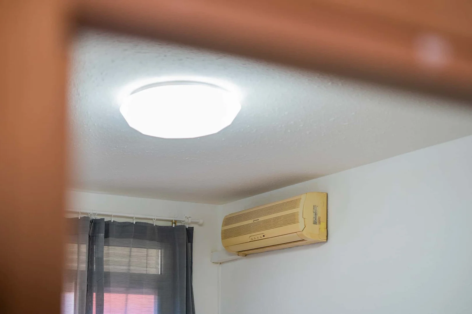 Habitación estudiantil funcional perfecta para estudiar en