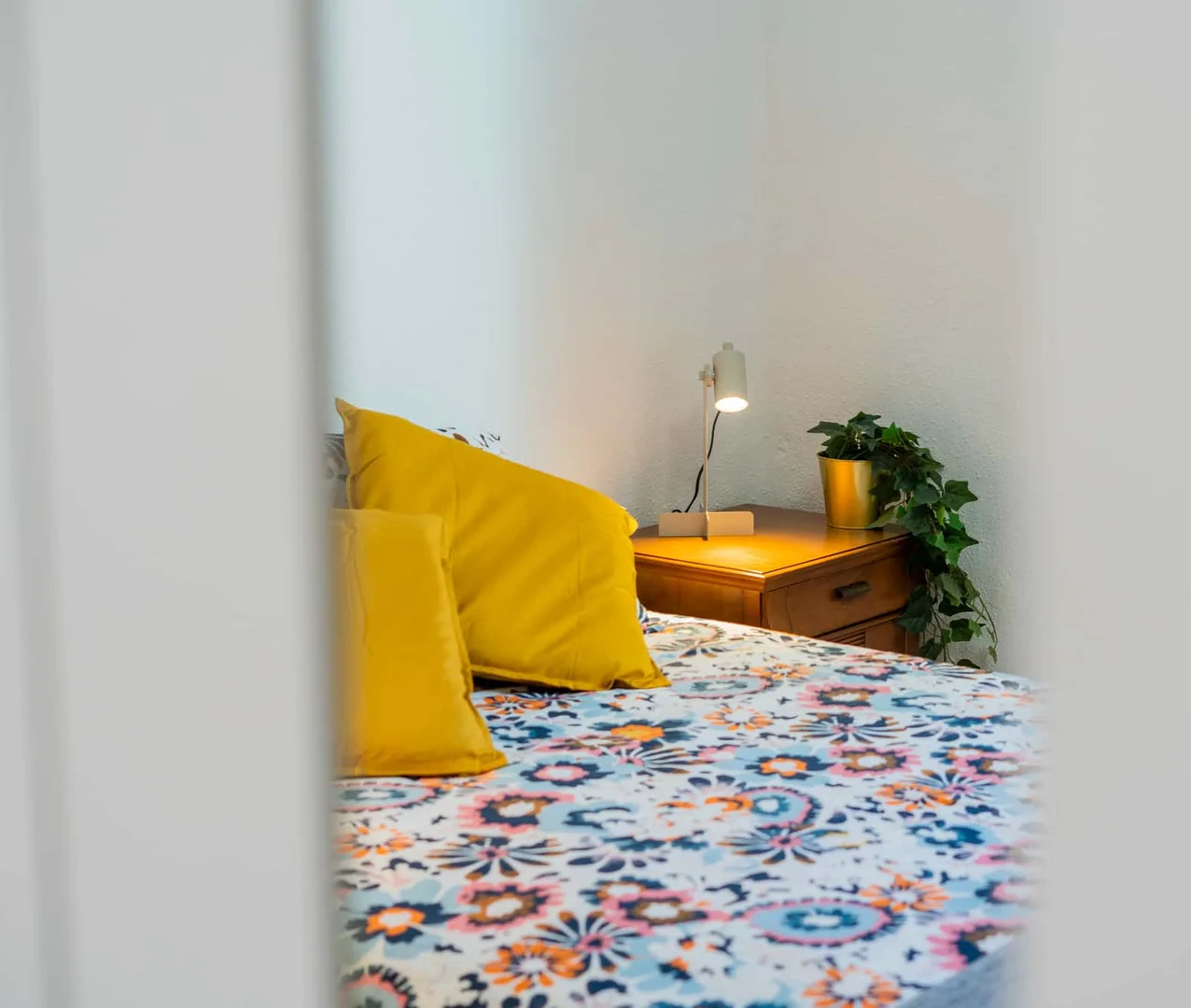Habitación estudiantil luminosa y aireada con fácil acceso a la universidad en