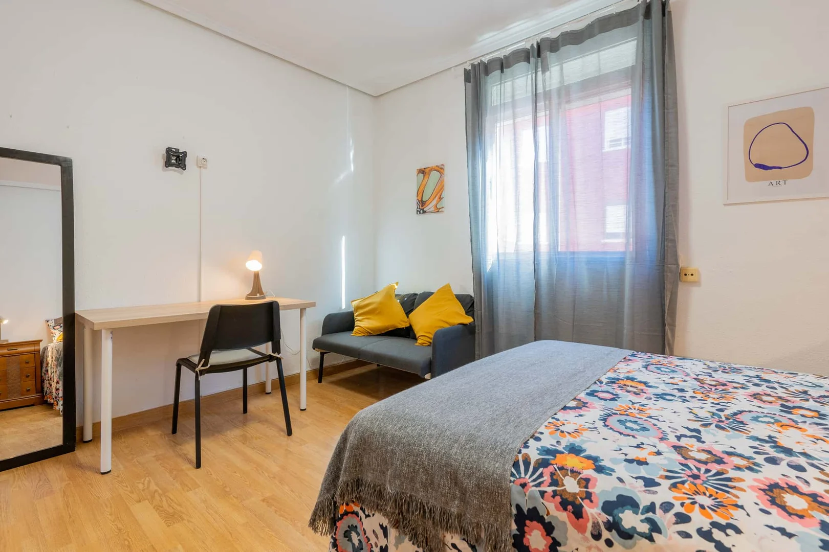 Habitación estudiantil económica con ubicación conveniente en