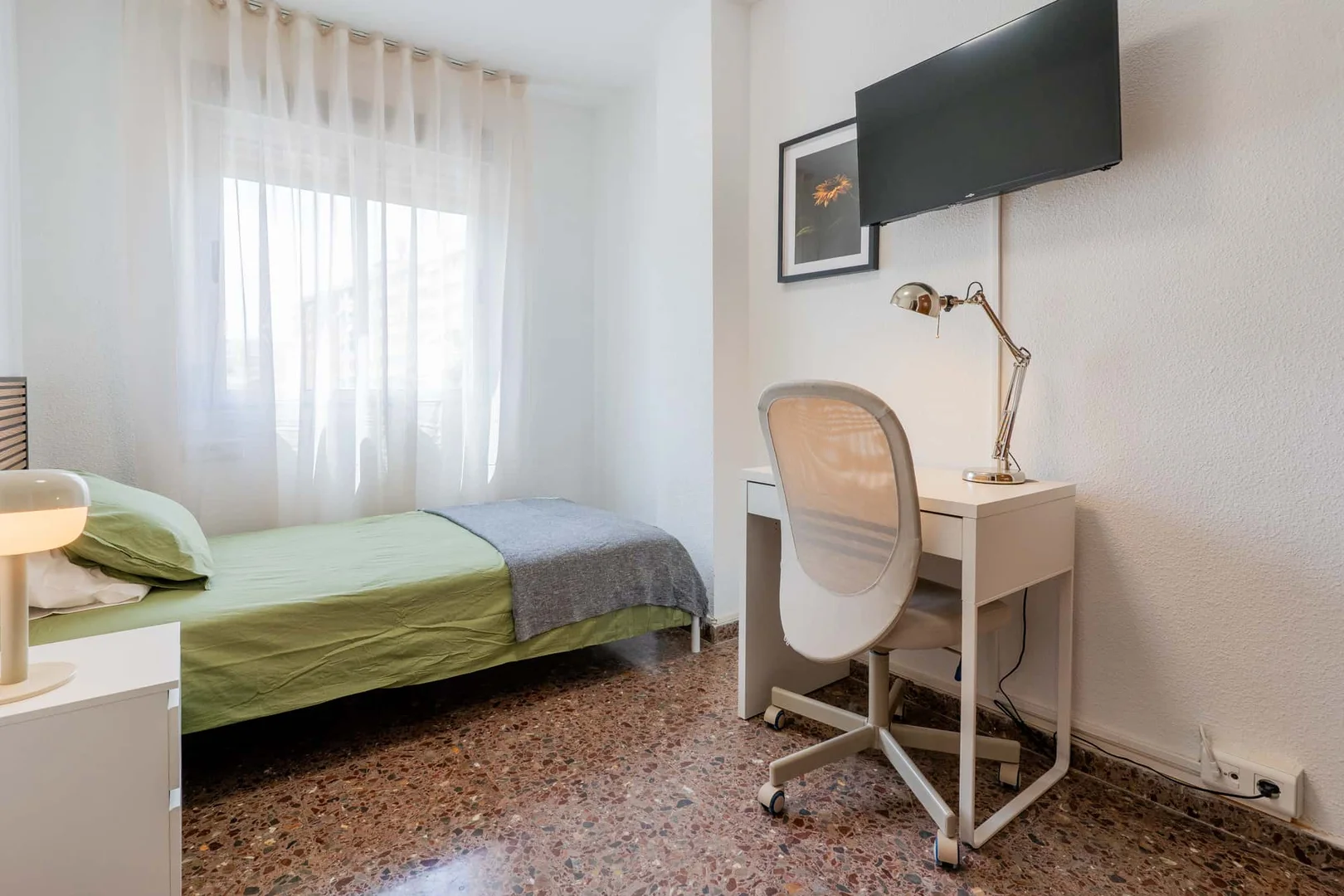 Camera per studenti in con area studio e servizi in comune