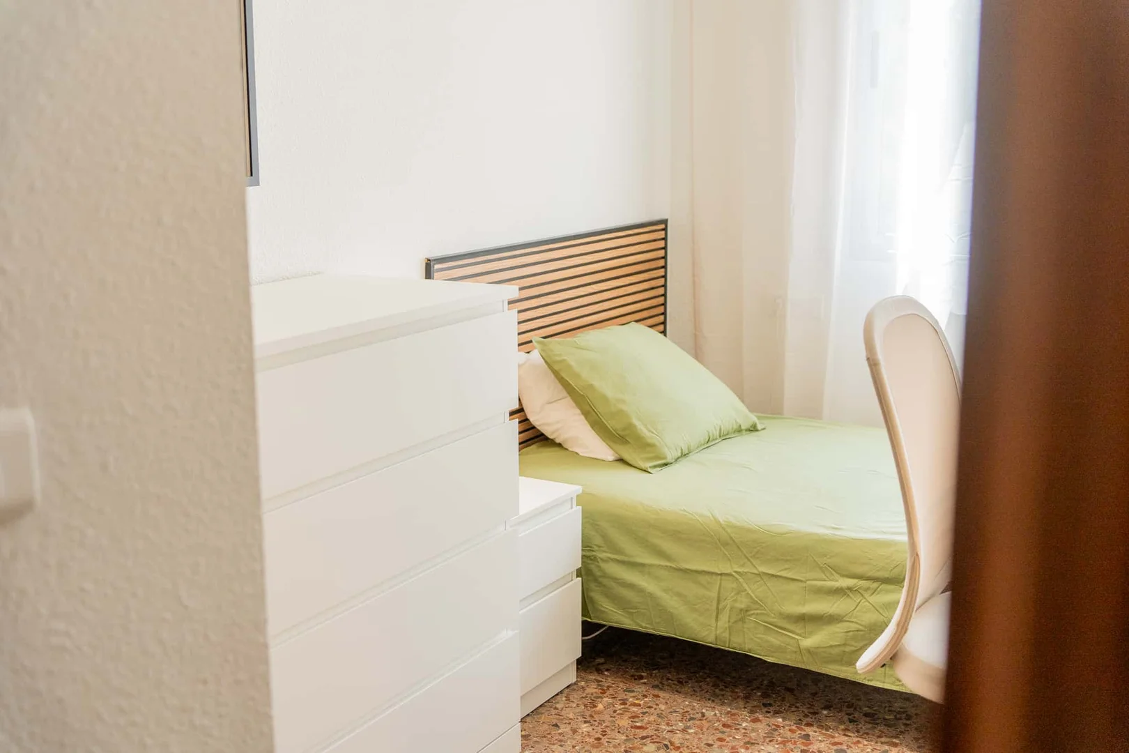 Camera per studenti in con area studio e servizi in comune