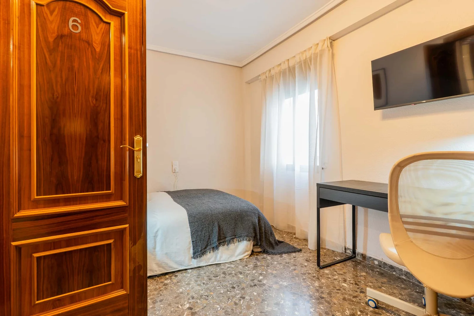 Bright and airy student room with easy university access in 