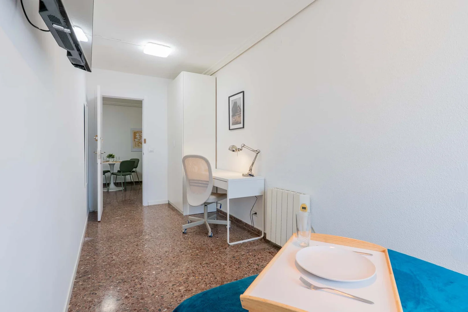 Stanza per studenti luminosa e ariosa con facile accesso all'università a