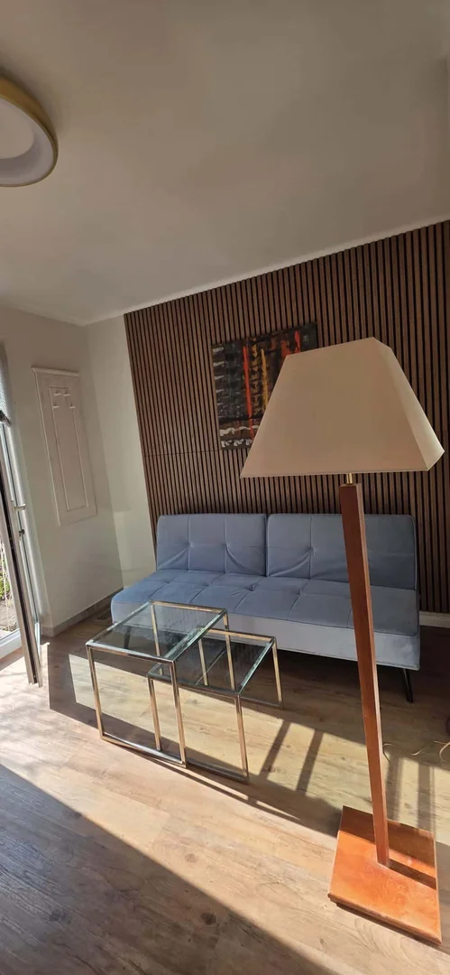 Habitación asequible para estudiantes con buena iluminación en
