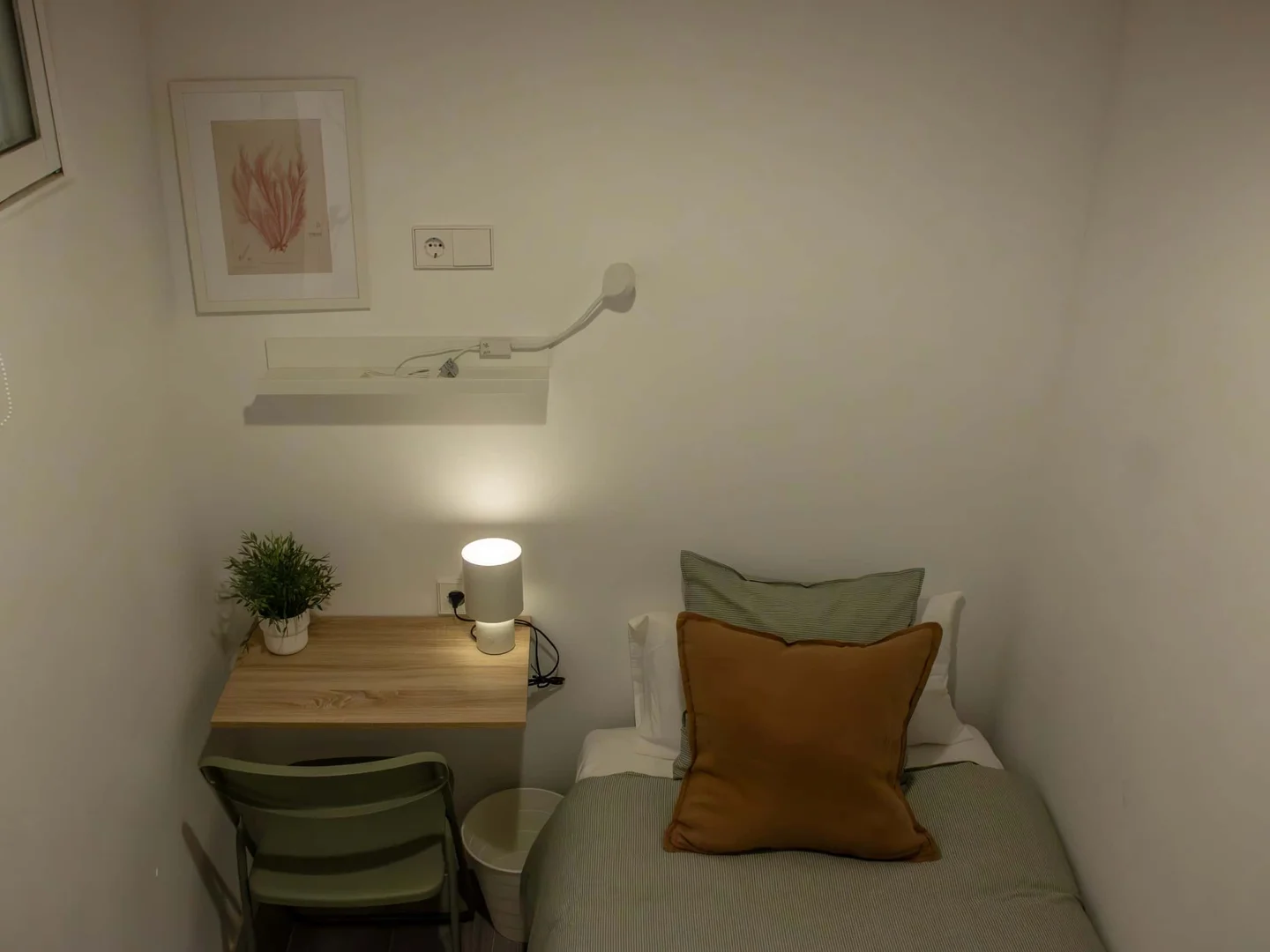 'de modern olanaklara sahip öğrenci dostu oda