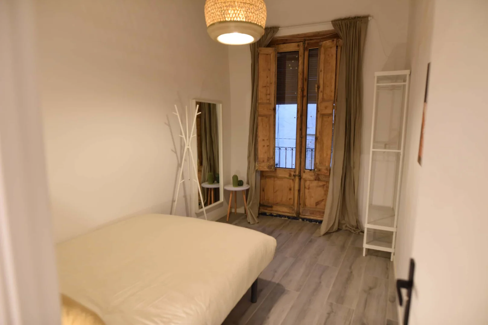 'de modern olanaklara sahip öğrenci dostu oda