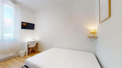 Quarto privado em 9 Imp. Martinon, 33400 Talence, France, imagem 1 de 19