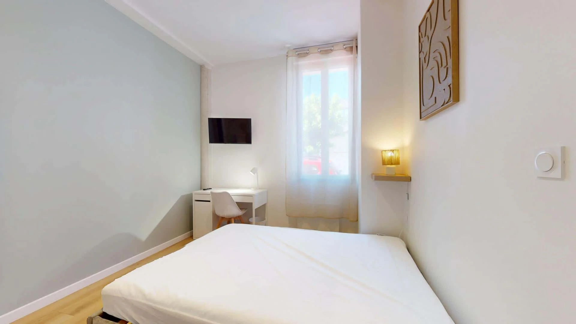 Quarto de estudante em  com área de estudo e instalações partilhadas