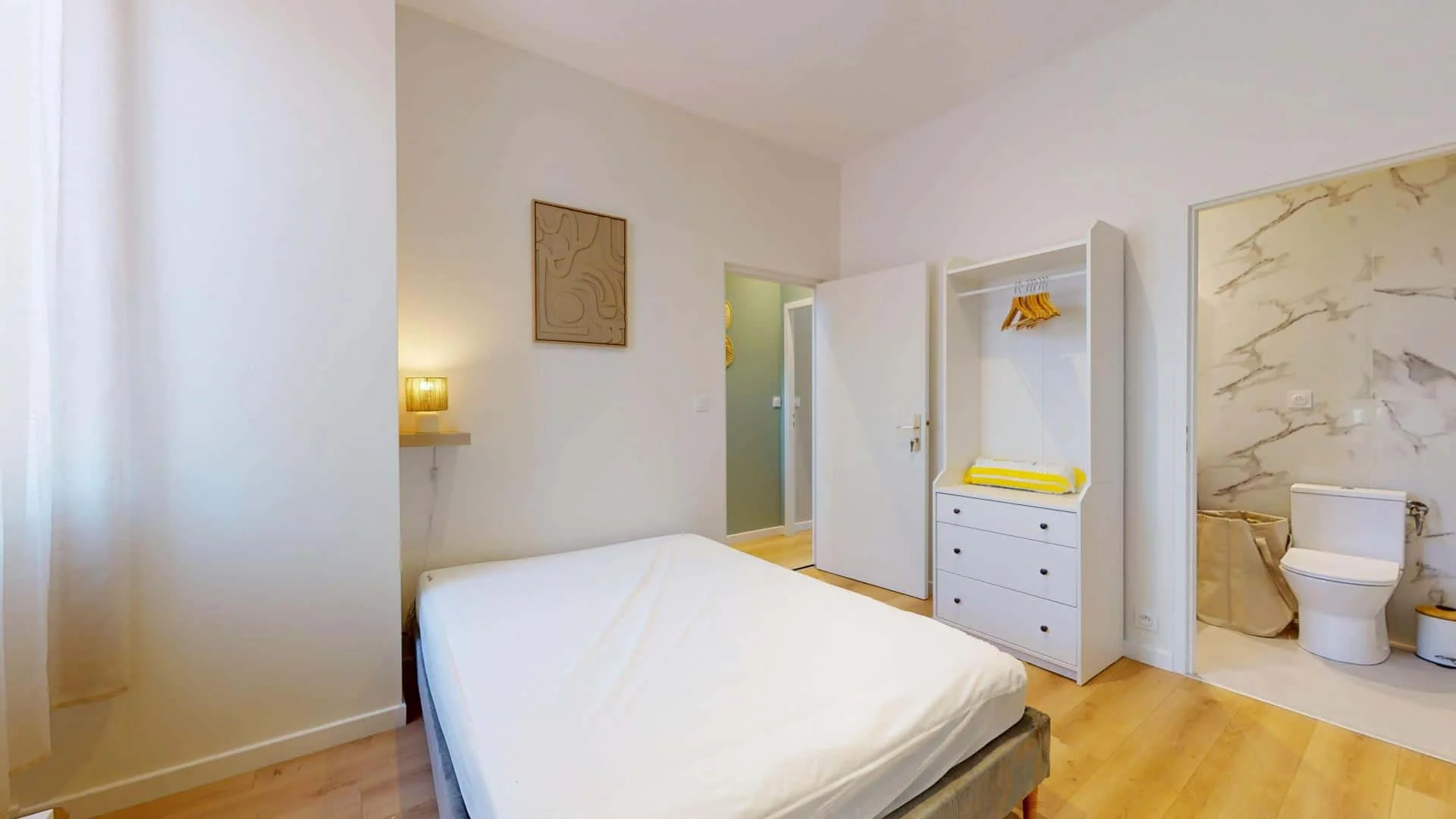 Quarto de estudante em  com área de estudo e instalações partilhadas