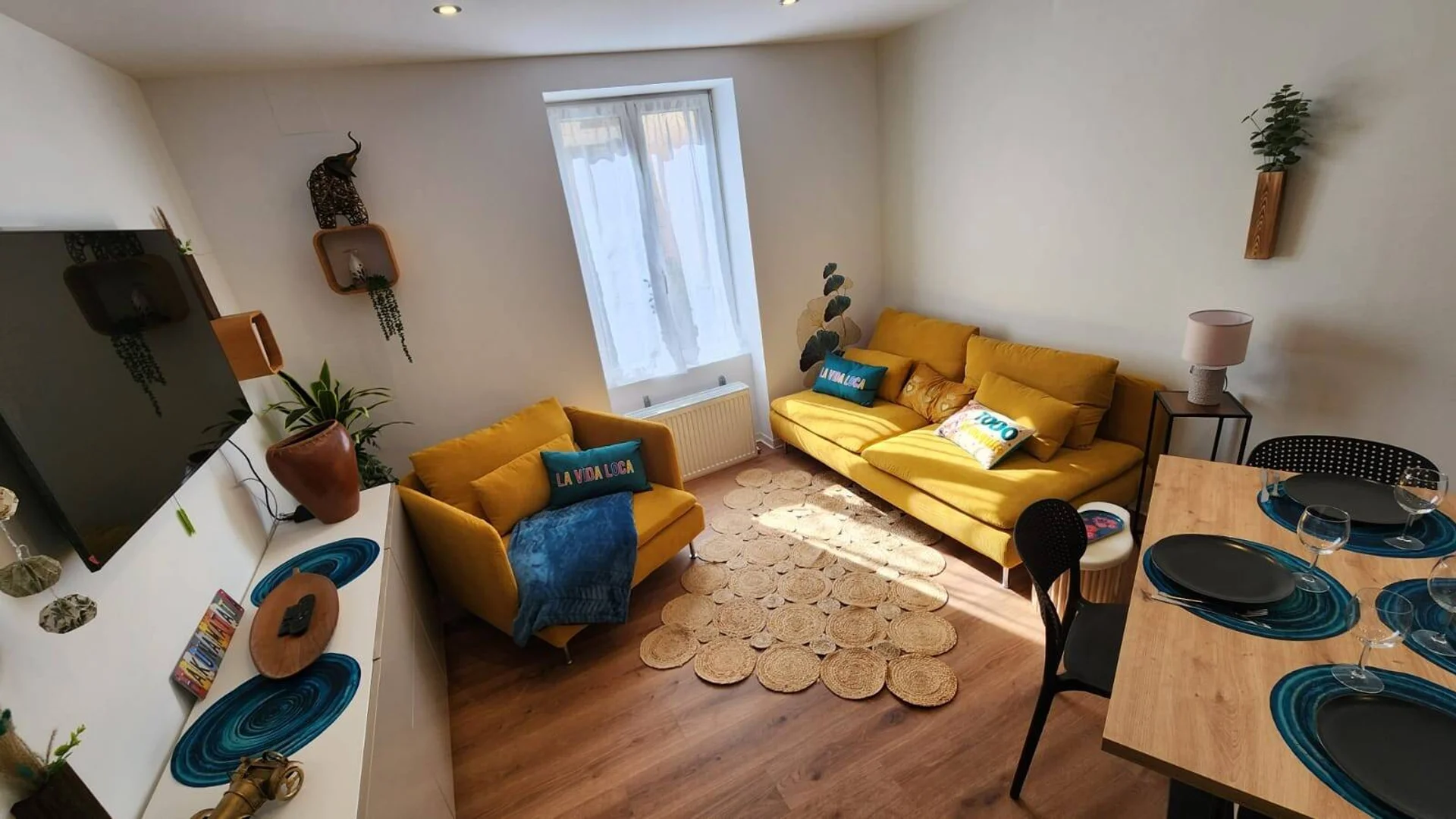 Quarto de estudante em  com área de estudo e instalações partilhadas