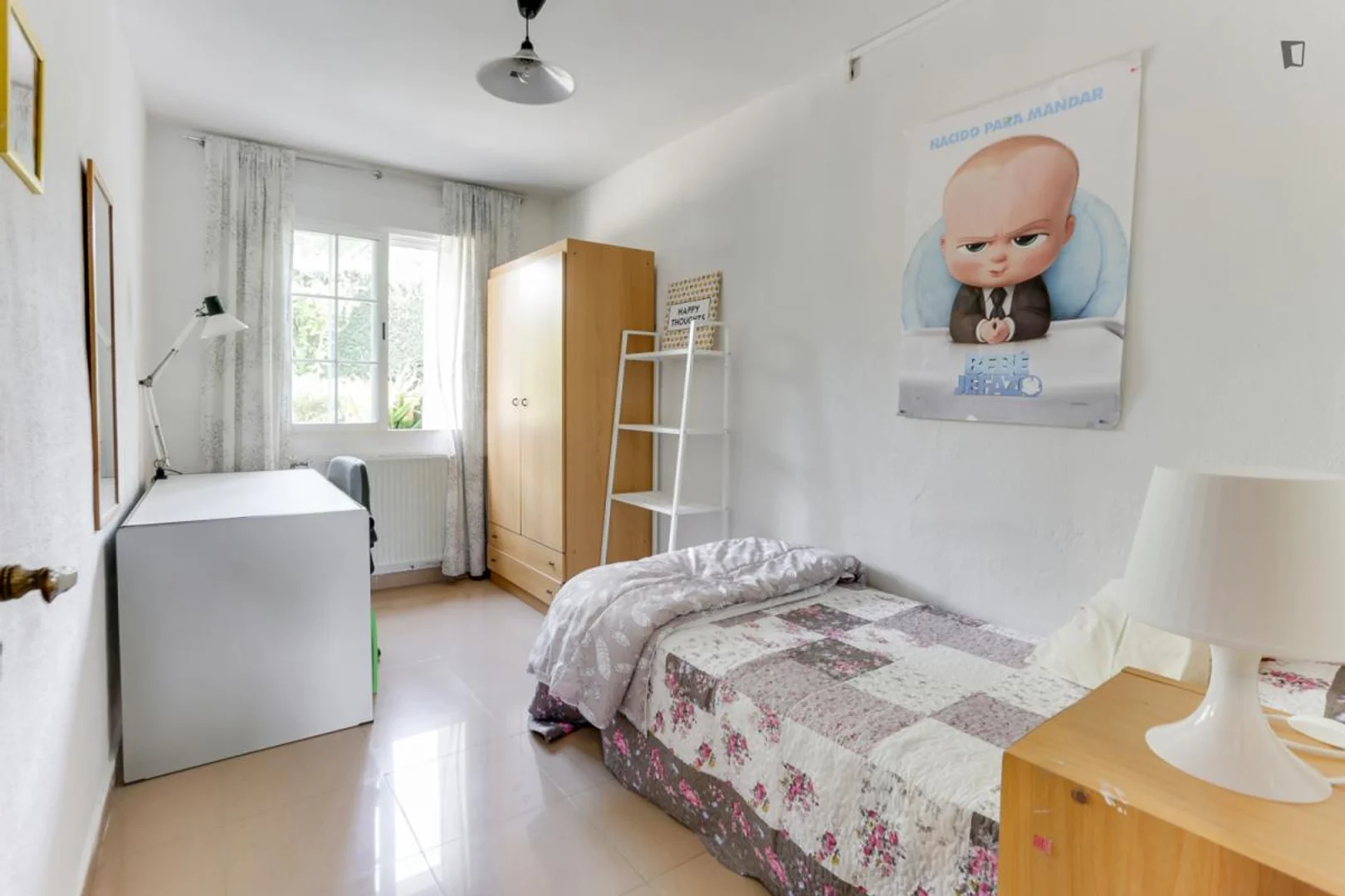 Funkcjonalny pokój studencki idealny do nauki w 