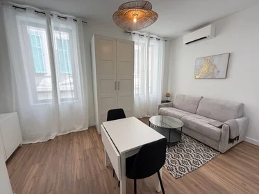 Quarto privado em Cannes, 06400, imagem 1 de 9