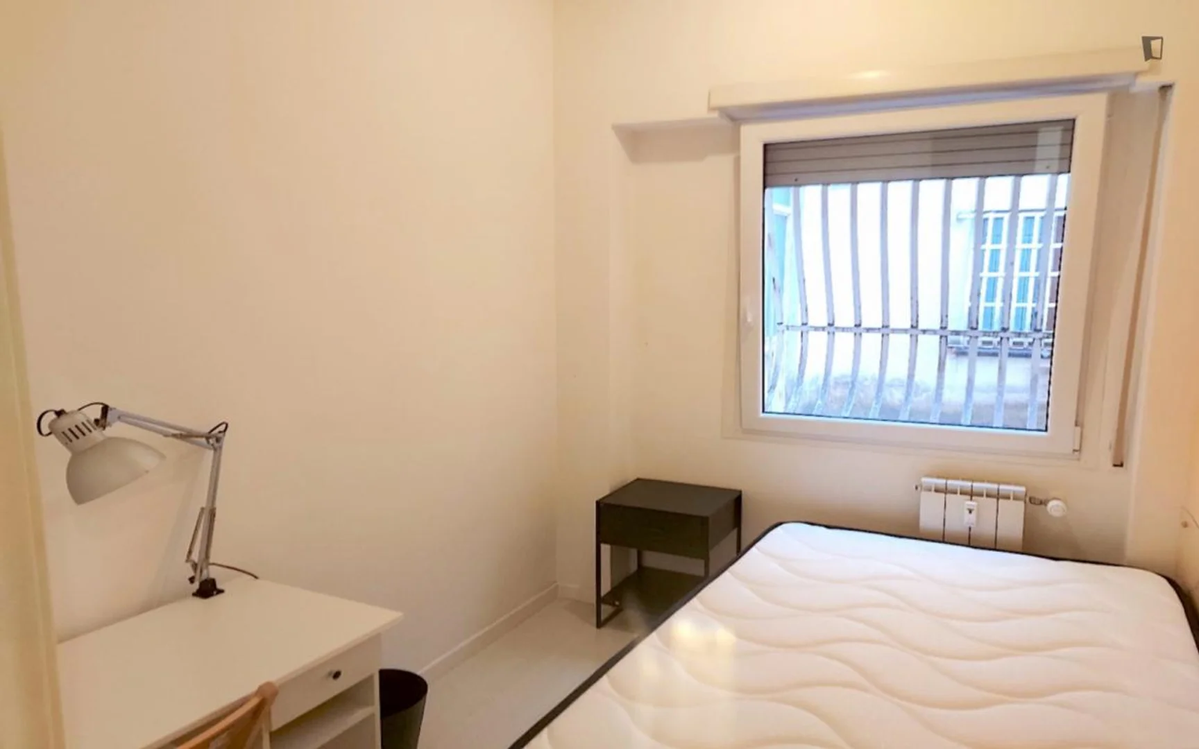 Chambre abordable pour les étudiants avec un bon éclairage dans 