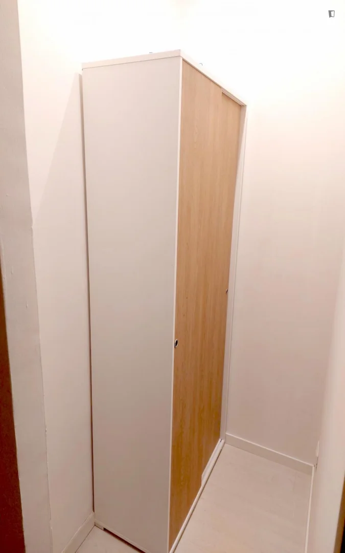 Chambre confortable pour étudiants disponible dans 