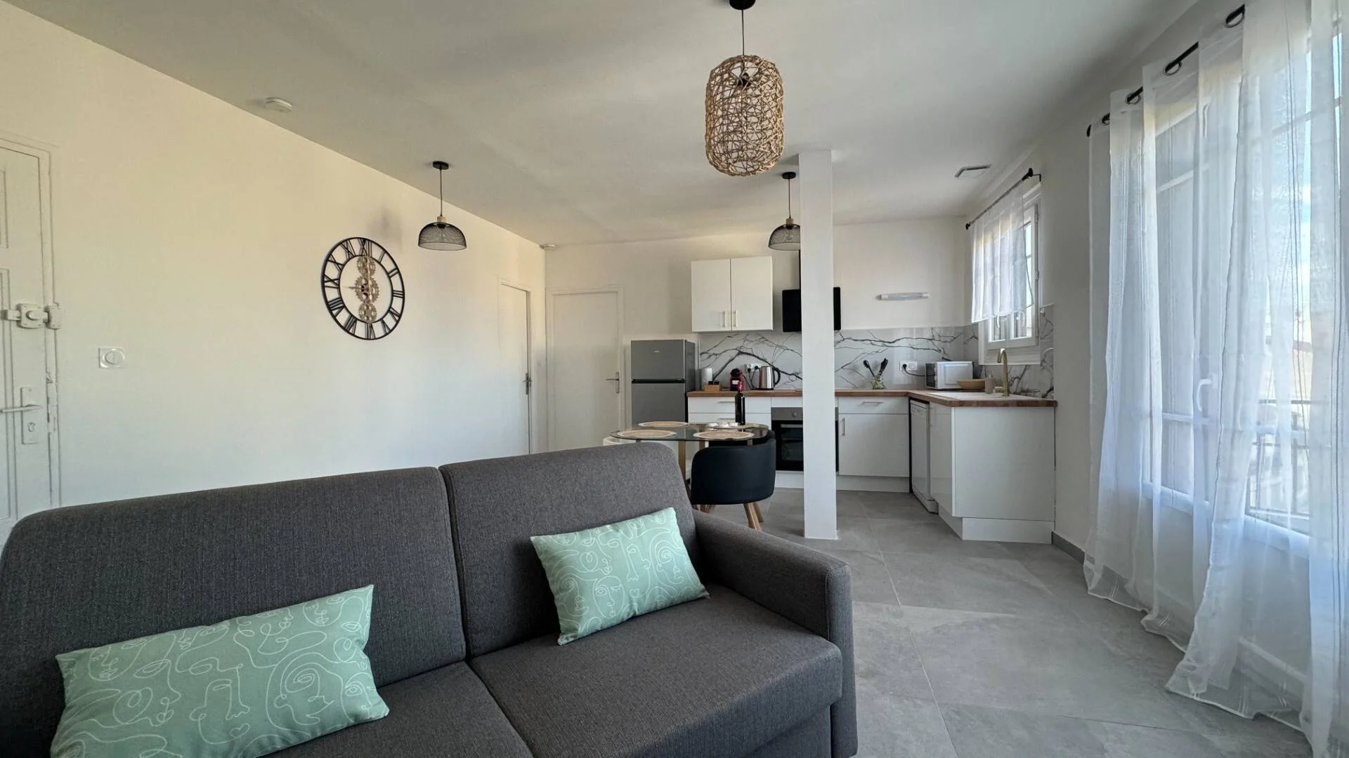 Habitación para estudiantes en  con área de estudio y facilidades compartidas