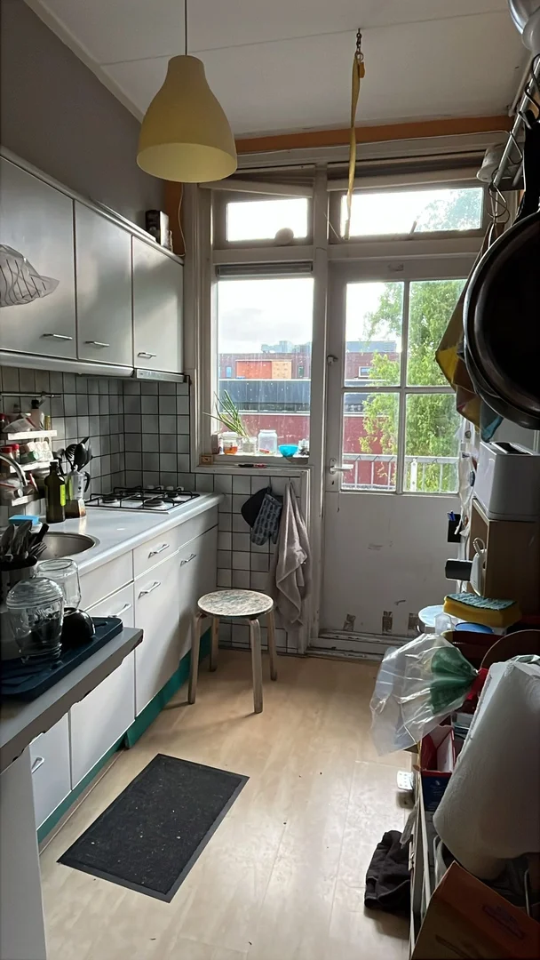 Chambre d'étudiant à  avec espace d'étude et installations communes