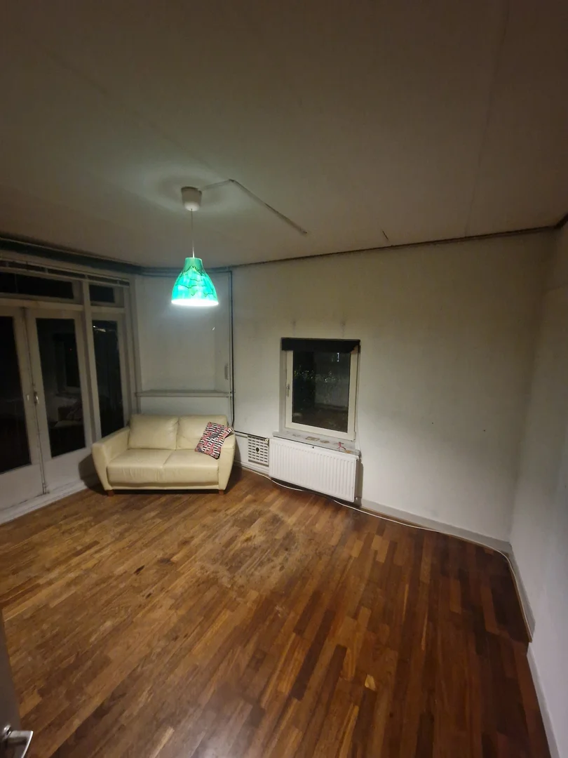 Chambre d'étudiant à  avec espace d'étude et installations communes