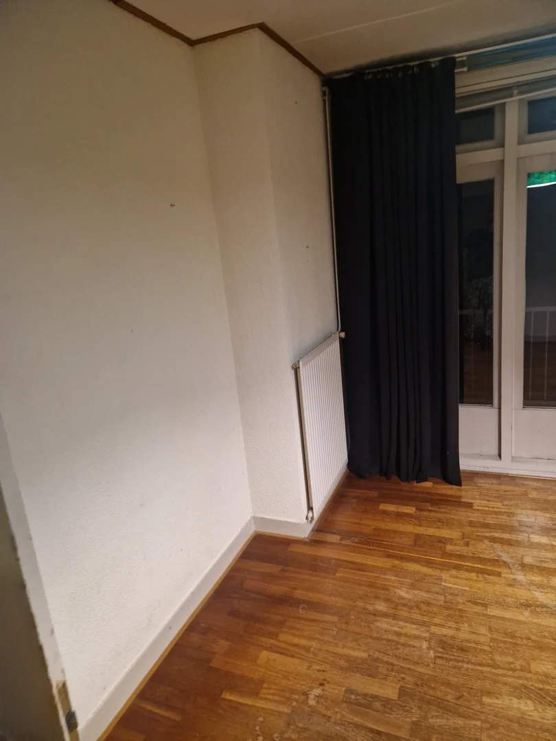 Chambre d'étudiant lumineuse et aérée avec accès facile à l'université dans 