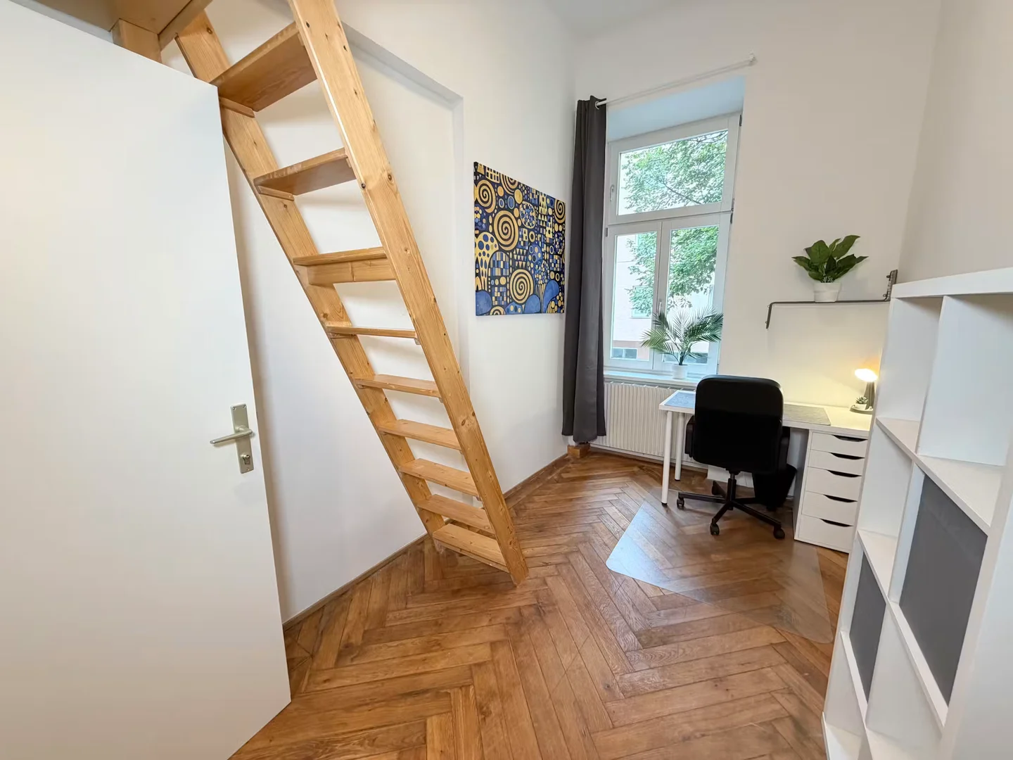 Quarto de estudante confortável e espaçoso em